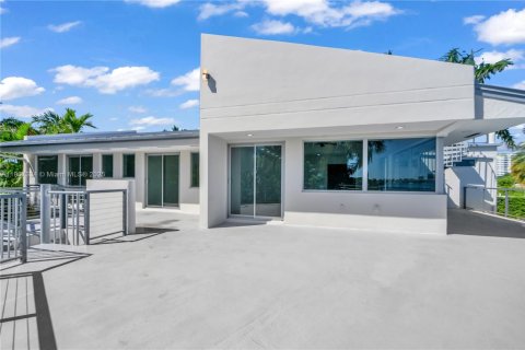 House in North Miami, Florida 5 bedrooms, 344.2 sq.m. № 2082054 - photo 16