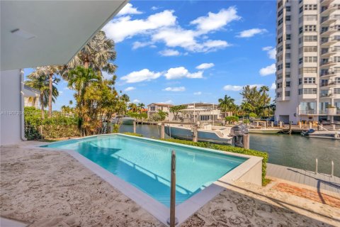 House in North Miami, Florida 5 bedrooms, 344.2 sq.m. № 2082054 - photo 29