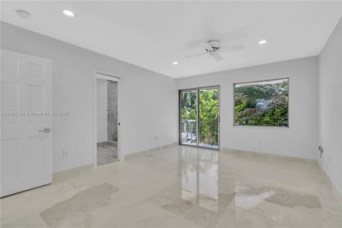House in North Miami, Florida 5 bedrooms, 344.2 sq.m. № 2082054 - photo 21