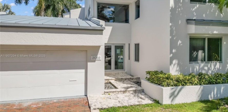 House in North Miami, Florida 5 bedrooms, 344.2 sq.m. № 2082054