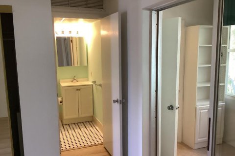 Condo in St. Lucie, Florida, 1 bedroom № 2245391 - photo 15
