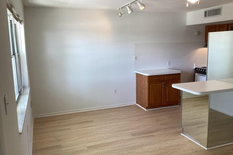 Condo in St. Lucie, Florida, 1 bedroom № 2245391 - photo 11