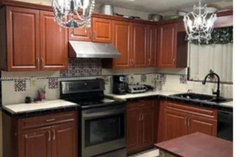 Casa en venta en Miami, Florida, 4 dormitorios, 231.23 m2 № 2040309 - foto 4