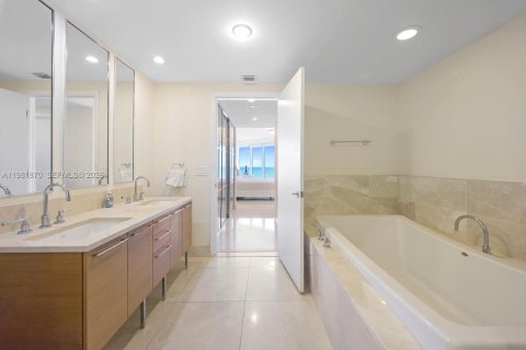 Condo in Sunny Isles Beach, Florida, 3 bedrooms  № 2043039 - photo 14