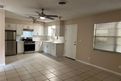 Apartamento en alquiler en Saint Petersburg, Florida, 2 dormitorios, 65.03 m2 № 1912309 - foto 3