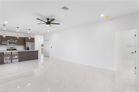 House in Lehigh Acres, Florida 3 bedrooms, 123 sq.m. № 2394279 - photo 5