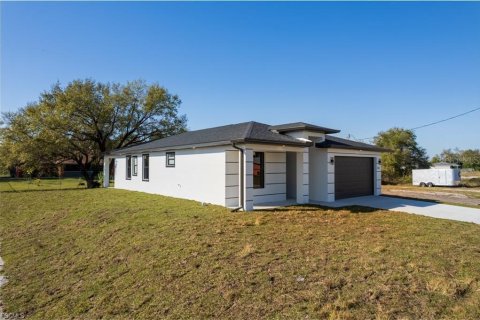 House in Lehigh Acres, Florida 3 bedrooms, 123 sq.m. № 2394279 - photo 24