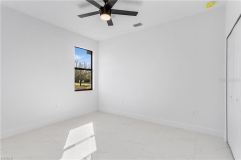 House in Lehigh Acres, Florida 3 bedrooms, 123 sq.m. № 2394279 - photo 13