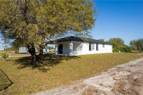 House in Lehigh Acres, Florida 3 bedrooms, 123 sq.m. № 2394279 - photo 23