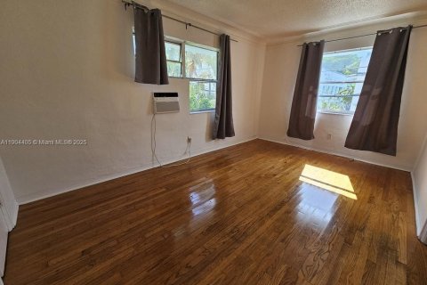 Снять в аренду квартиру в Майами-Бич, Флорида 41.81м2, № 1955427 - фото 3