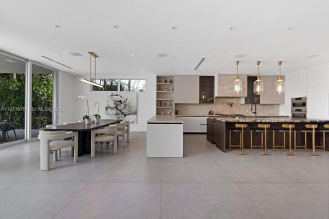 Снять в аренду виллу или дом в Майами, Флорида 5 спален, 492.66м2, № 1990720 - фото 22