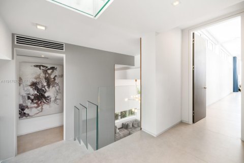 Снять в аренду виллу или дом в Майами, Флорида 5 спален, 492.66м2, № 1990720 - фото 26