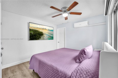 House in Miami, Florida 4 bedrooms, 175.31 sq.m. № 2066563 - photo 19