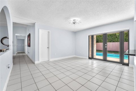 House in Miami, Florida 4 bedrooms, 175.31 sq.m. № 2066563 - photo 9