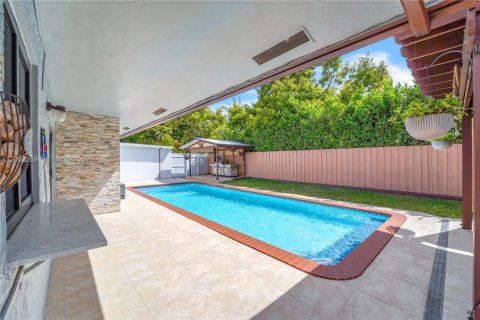 House in Miami, Florida 4 bedrooms, 175.31 sq.m. № 2066563 - photo 27