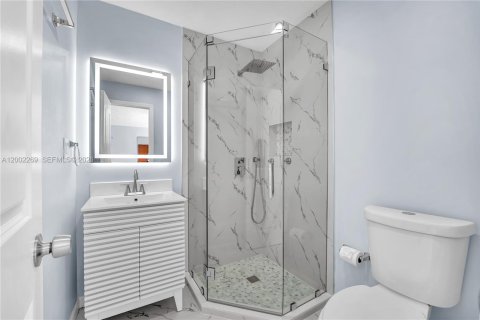 House in Miami, Florida 4 bedrooms, 175.31 sq.m. № 2066563 - photo 12