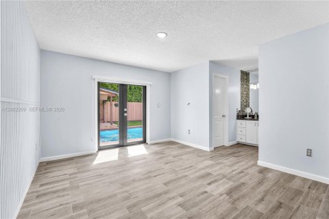 House in Miami, Florida 4 bedrooms, 175.31 sq.m. № 2066563 - photo 14