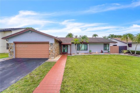 House in Miami, Florida 4 bedrooms, 175.31 sq.m. № 2066563 - photo 1