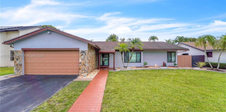 House in Miami, Florida 4 bedrooms, 175.31 sq.m. № 2066563