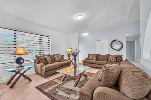 House in Miami, Florida 4 bedrooms, 175.31 sq.m. № 2066563 - photo 6