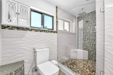 House in Miami, Florida 4 bedrooms, 175.31 sq.m. № 2066563 - photo 16