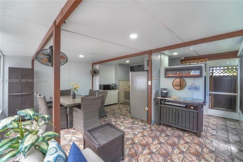 House in Miami, Florida 4 bedrooms, 175.31 sq.m. № 2066563 - photo 24