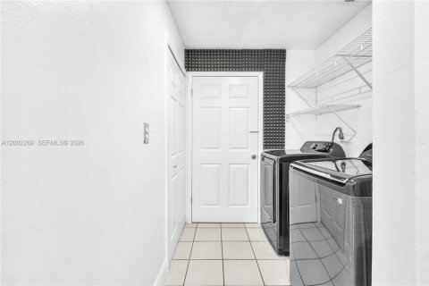 House in Miami, Florida 4 bedrooms, 175.31 sq.m. № 2066563 - photo 20