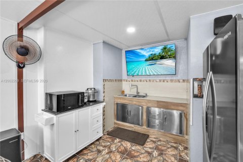 House in Miami, Florida 4 bedrooms, 175.31 sq.m. № 2066563 - photo 25