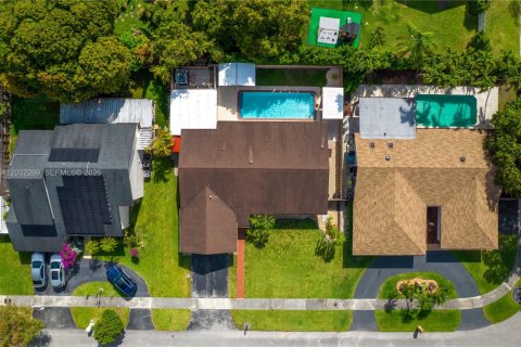 House in Miami, Florida 4 bedrooms, 175.31 sq.m. № 2066563 - photo 4