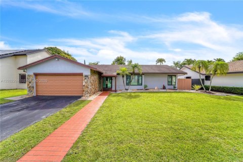 House in Miami, Florida 4 bedrooms, 175.31 sq.m. № 2066563 - photo 3