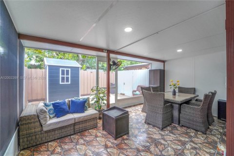 House in Miami, Florida 4 bedrooms, 175.31 sq.m. № 2066563 - photo 23