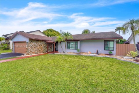 House in Miami, Florida 4 bedrooms, 175.31 sq.m. № 2066563 - photo 2