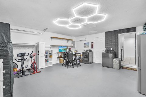 House in Miami, Florida 4 bedrooms, 175.31 sq.m. № 2066563 - photo 22