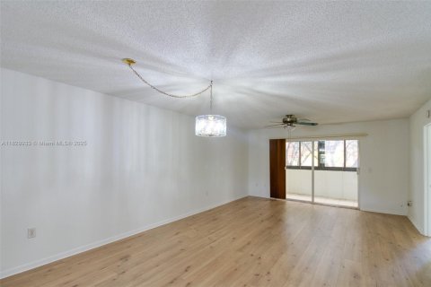 Condominio en venta en Pembroke Pines, Florida, 2 dormitorios, 112.13 m2 № 1846143 - foto 3
