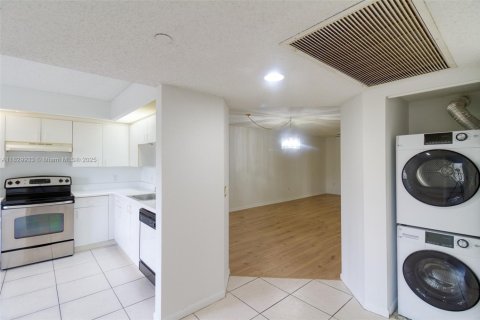 Condominio en venta en Pembroke Pines, Florida, 2 dormitorios, 112.13 m2 № 1846143 - foto 2