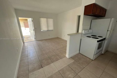 Снять в аренду виллу или дом в Норт-Майами, Флорида 1 спальня, 55.74м2, № 1991430 - фото 3