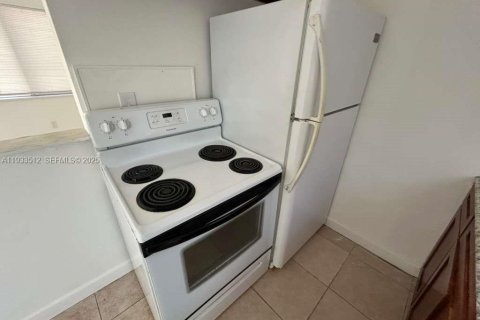 Снять в аренду виллу или дом в Норт-Майами, Флорида 1 спальня, 55.74м2, № 1991430 - фото 6