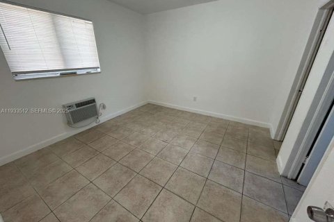 Снять в аренду виллу или дом в Норт-Майами, Флорида 1 спальня, 55.74м2, № 1991430 - фото 7