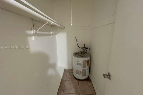 Снять в аренду виллу или дом в Норт-Майами, Флорида 1 спальня, 55.74м2, № 1991430 - фото 11