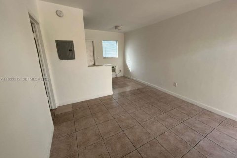 Снять в аренду виллу или дом в Норт-Майами, Флорида 1 спальня, 55.74м2, № 1991430 - фото 1