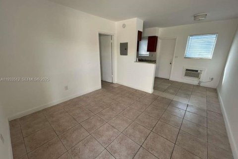 Снять в аренду виллу или дом в Норт-Майами, Флорида 1 спальня, 55.74м2, № 1991430 - фото 2