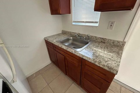 Снять в аренду виллу или дом в Норт-Майами, Флорида 1 спальня, 55.74м2, № 1991430 - фото 5