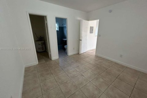 Снять в аренду виллу или дом в Норт-Майами, Флорида 1 спальня, 55.74м2, № 1991430 - фото 9