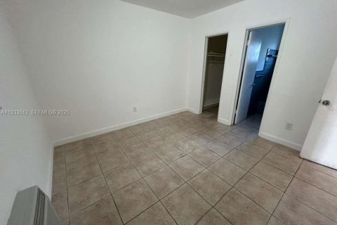 Снять в аренду виллу или дом в Норт-Майами, Флорида 1 спальня, 55.74м2, № 1991430 - фото 8