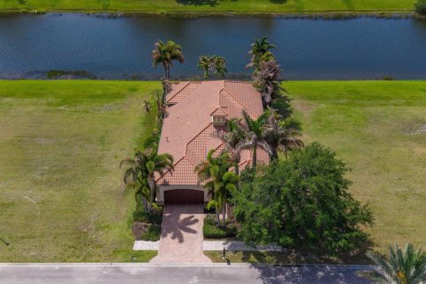 House in Port St. Lucie, Florida 3 bedrooms, 264.96 sq.m. № 2175396