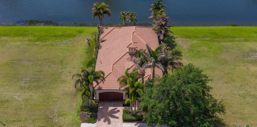 House in Port St. Lucie, Florida 3 bedrooms, 264.96 sq.m. № 2175396