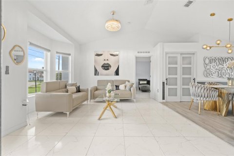House in Kissimmee, Florida 4 bedrooms, 160.72 sq.m. № 1771227 - photo 5