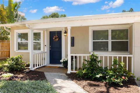 House in Tampa, Florida 3 bedrooms, 138.05 sq.m. № 1666199 - photo 1