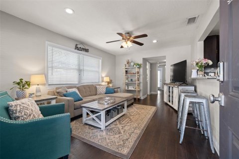 House in Tampa, Florida 3 bedrooms, 138.05 sq.m. № 1666199 - photo 4
