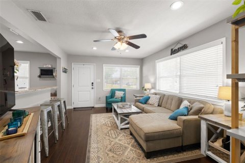 House in Tampa, Florida 3 bedrooms, 138.05 sq.m. № 1666199 - photo 5